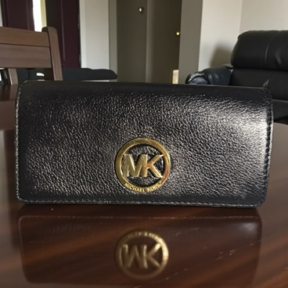 Michael Kors Fulton Carryall Wallet - Picture 1 of 6